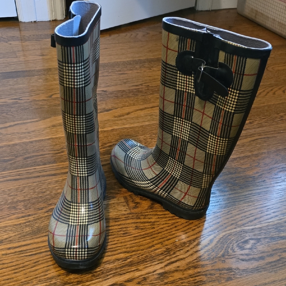 Nomad Cream and Black Rain & Snow Boots